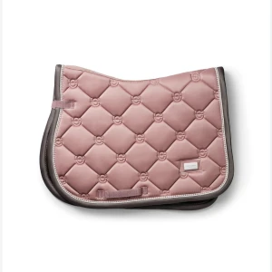  Rosa ES schabrak i Ponny🩷 - Fint ljus rosa Equestrian Stockholm schabrak💞 använt ett få tal gånger, mycket bra skick! Plasten på märket är kvar🥰 säljs pg av den passar inte på min nya häst☺️ ny pris 899 mitt pris 450!😇 