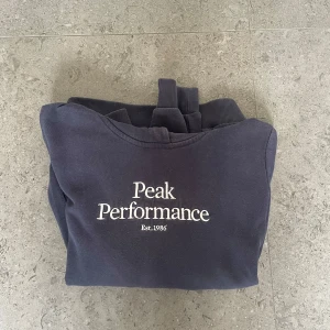 Peak Performance Hoodie - Säljer denna stilrena hoodie från peak performance. Den är i mycket bra skick. Skicka ett meddelande om ni undrar något