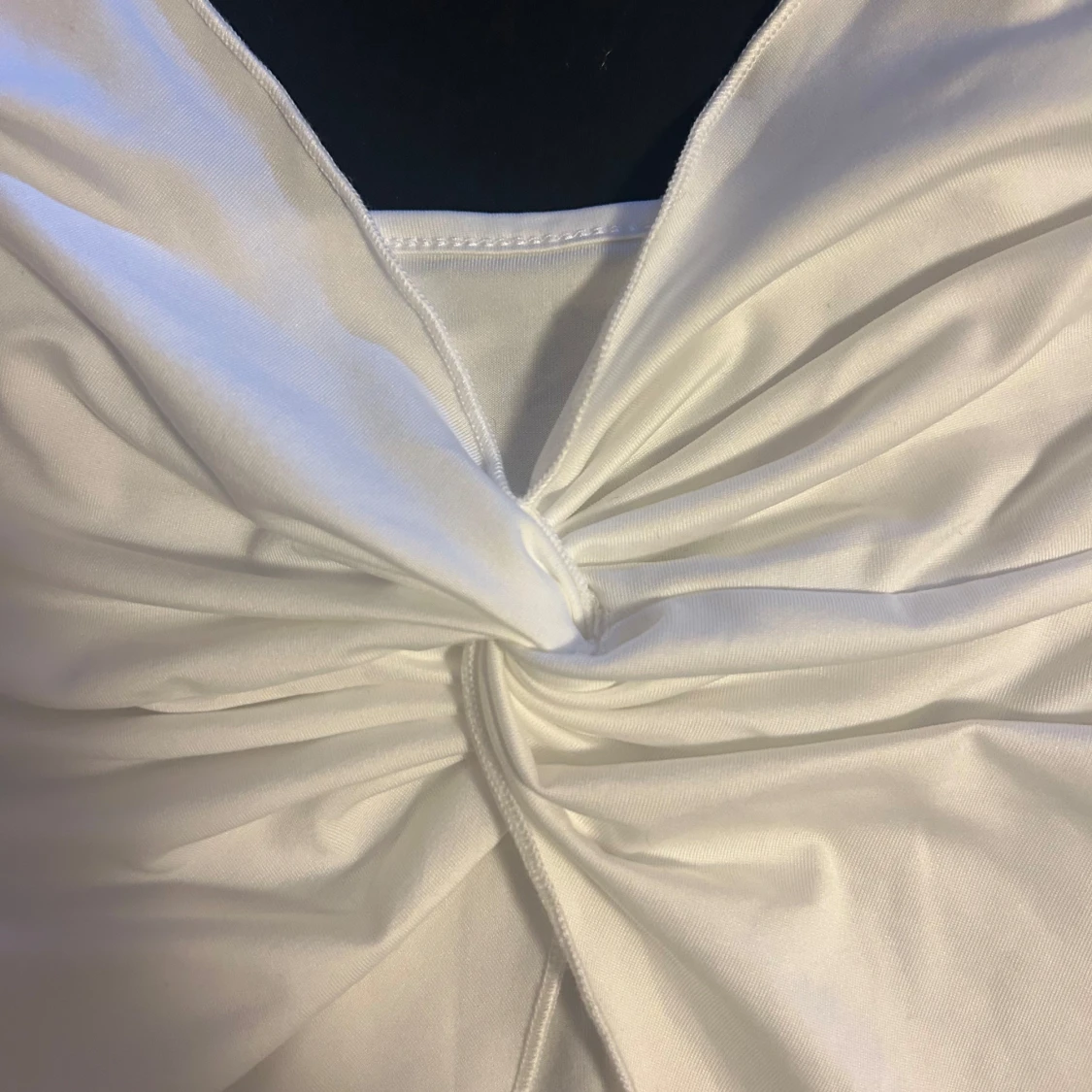 Vit omlott linnetopp med knut - 1