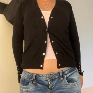 Kofta från Zara - Finstickad kofta från Zara. Sparsamt använd. Lite lagning på ena ärmen men inget man ser. Pris kan sänkas vid smidigt köp.