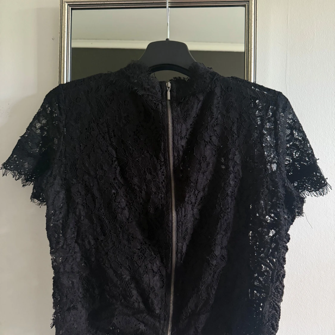 Svart spetsblus med dragkedja - 1