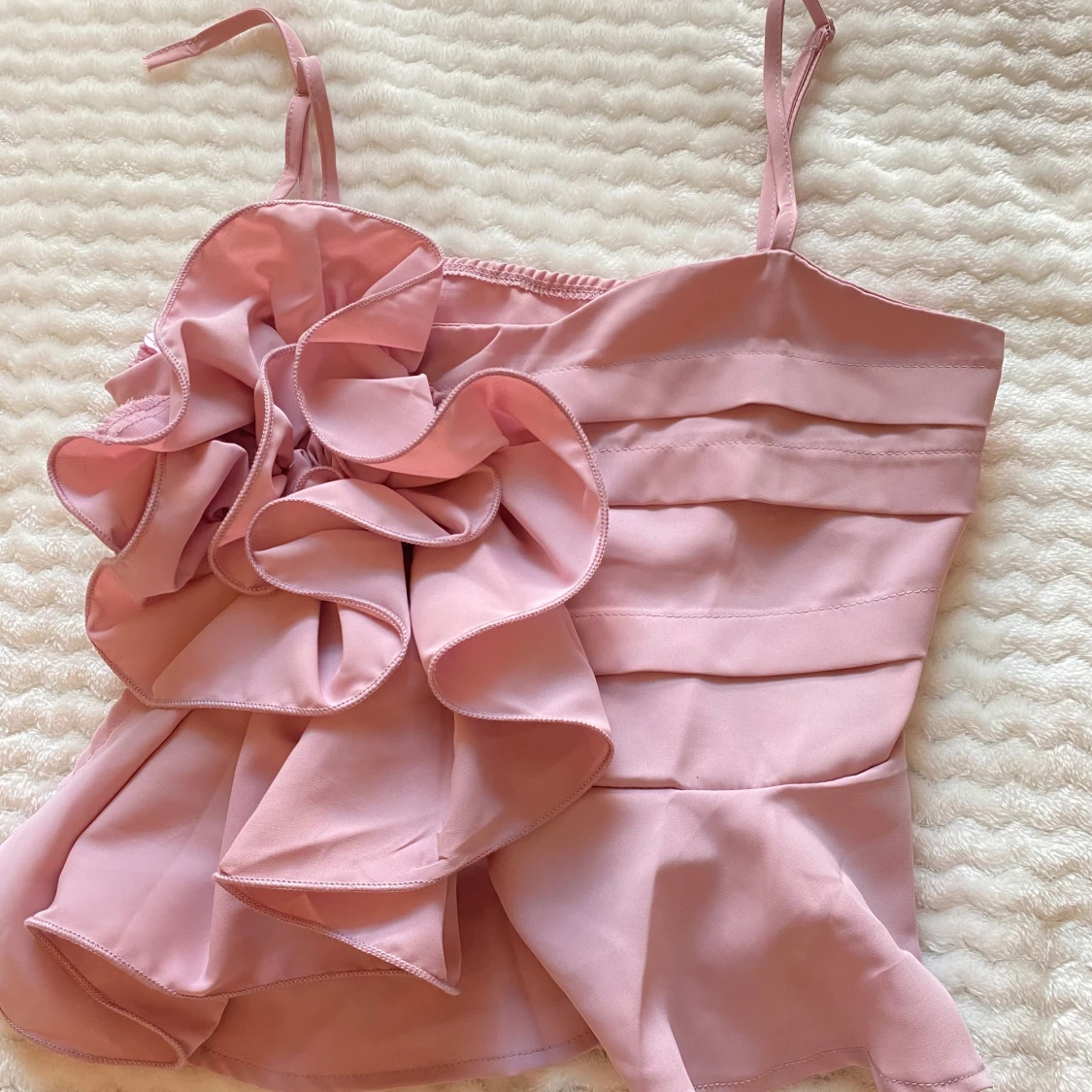 Rosa volangtopp med smala axelband