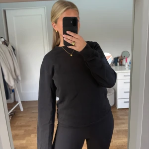 Svart sweatshirt i bomull - En stilren svart sweatshirt med rund hals och långa ärmar. Från HM i storlek xs. 