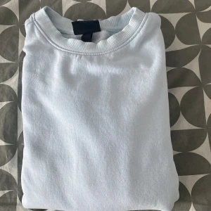 Ljusblå sweatshirt från H&M - Säljer en ljusblå sweatshirt från H&M i relaxed fit. Tröjan har rund hals, ribbade muddar vid ärmslut och nederkant samt långa ärmar. Använd 3-4 gånger samt skicket är mycket fint! Hojta till vid eventuella funderingar 🙂