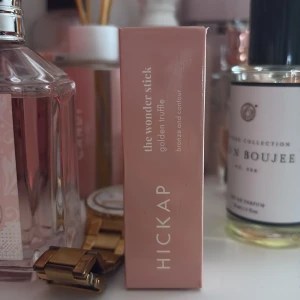 Hickap The Wonder Stick Golden Truffle - The Wonder Stick från Hickap i nyansen Golden Truffle är en smidig stick för bronzer och contour.  Oöppnad då ja har köpt 2 st samtidigt och bara använt en och gillade inte den på mig. Blandas ut som smör mer orange färg än brun men jättefin för dagliga sminkrutin. Jag postar inte utan träffar bara i Stockholm 