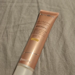 Apoteket BB Cream Ljus SPF 15 - BB Cream för normal/torr hy i nyansen ljus. Oparfymerad och med SPF 15. Ger fukt, lyster och jämnar ut hudtonen. Kommer i en smidig tub i roséguldigt plastmaterial. Perfekt för en naturlig bas med extra vårdande egenskaper.