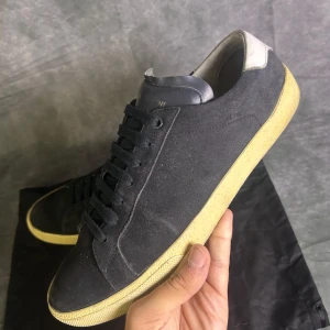 Saint laurent SL/06 sneaker - Mycket fint skick | Size 43  | inget medföljer |fraktar spårbart inom 24 timmar |  för att köpa klicka ” köp nu” | vid frågor skriv ett meddelande |