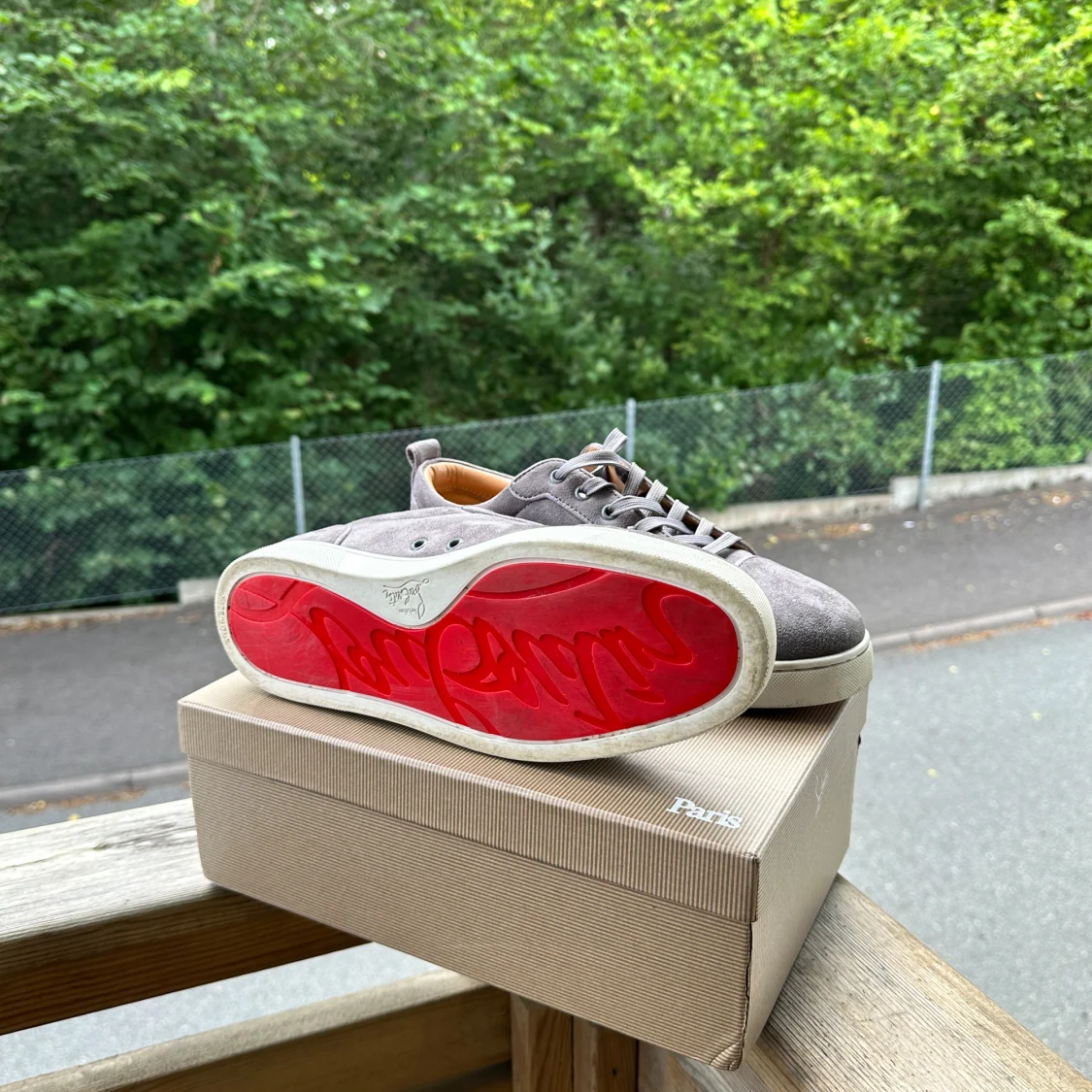 Grå mocka sneakers från Louboutin