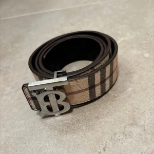 Burberry bälte 2 sidor - Säljer en oanvänd burrberry bälte för ett bra pris💯finns fler om det behövs, skriv för mer frågor❤️