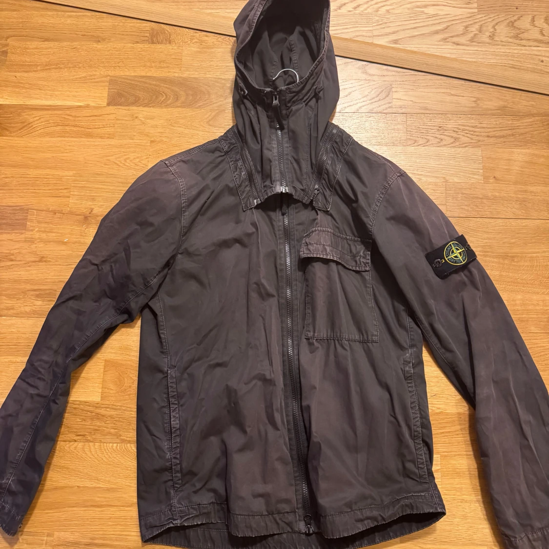 Svart vindjacka från Stone Island