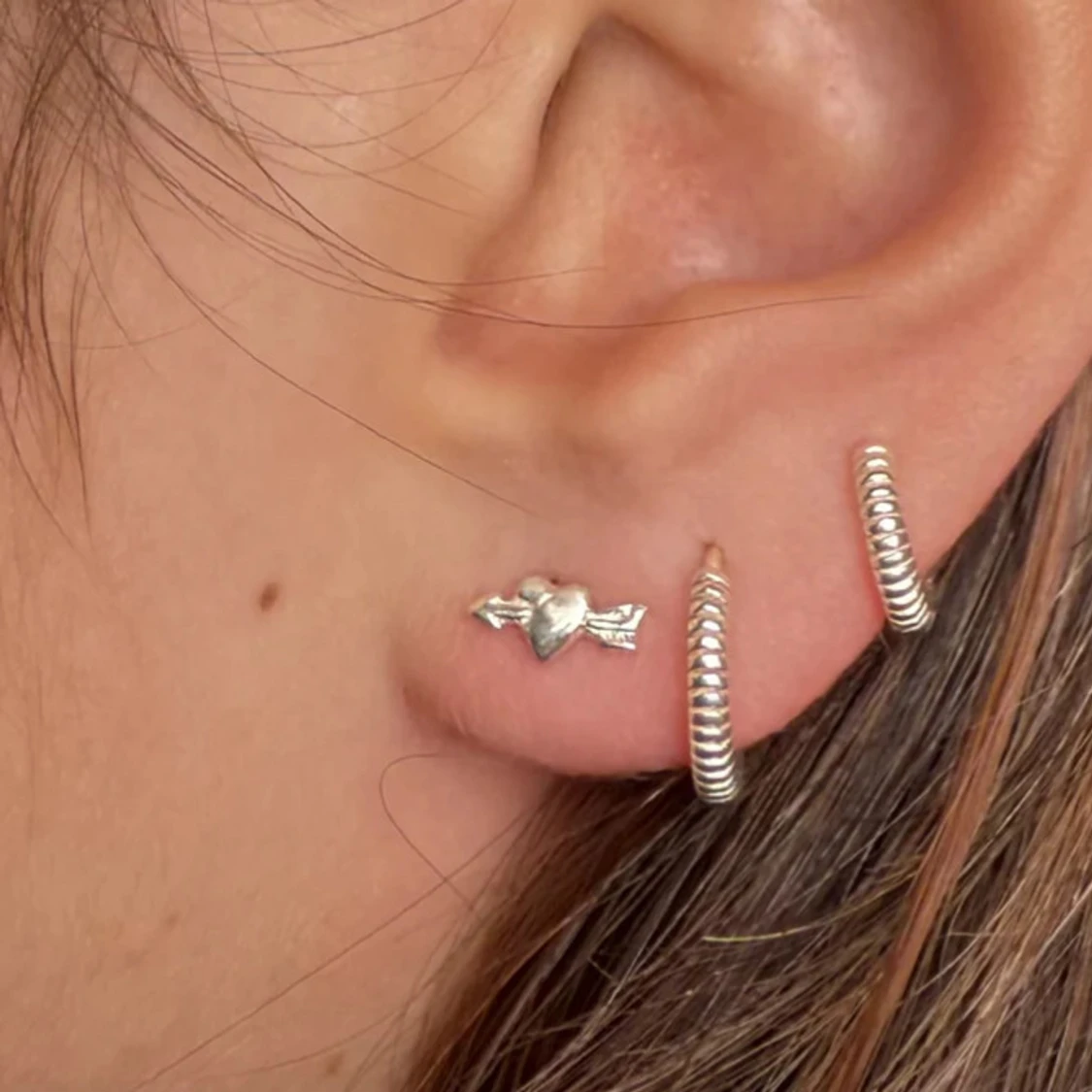 Silvriga örhängen med hjärtan och pil - 1