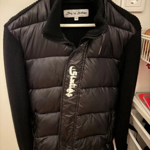 Sixties Cardigan Svart - Svart Sixties Caridgan använd väldigt få gånger i perfekt skick. Säljer pga den var för liten för mig. Skriv för mer bilder