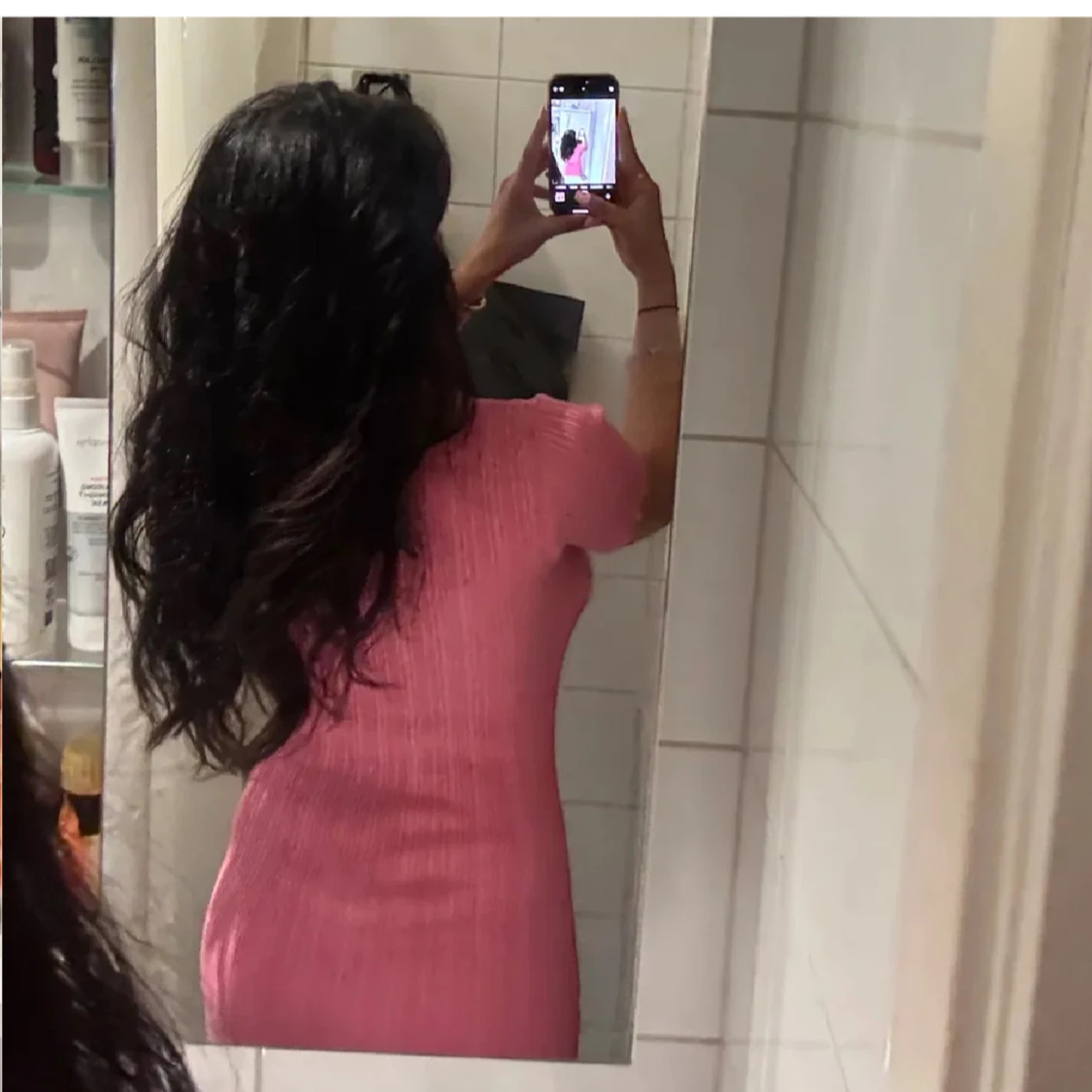 Rosa ribbad långklänning med slits - 3