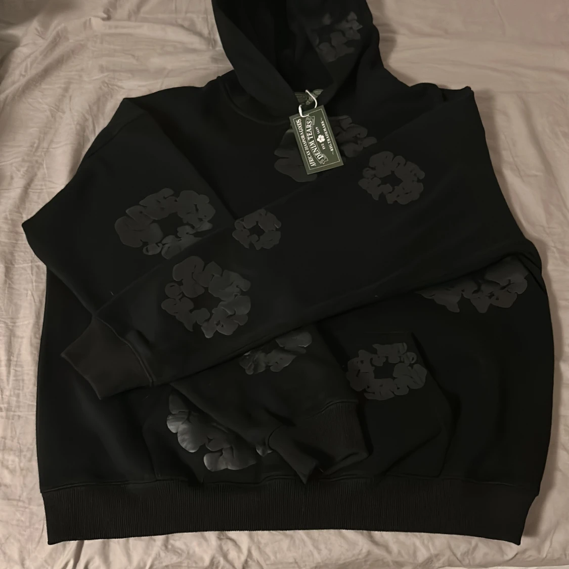 Svart hoodie från Denim Tears med tryck