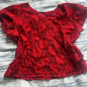 Röd mesh topp - Supersöt mesh topp i röd med broderade blommor. Köpt i USA, därav ett lite dyrare pris, bara använd ett antal gånger💕