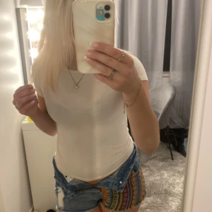 Färgglada jeanshorts - Säljer ett par snygga färggglada shorts med både mönster framtill och även baktill. Säljer pågrund de tyvärr är för små för mig. De är i bra skick och inga som helst defekter.