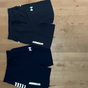 Under armour shorts  - 1 Under armour shorts en grå  Den är L men passar som en M typ.