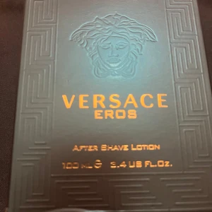 Versace Eros After Shave Lotion 100ml - Versace Eros After Shave Lotion i en lyxig, kvadratisk flaska med Medusa-huvudet i relief och guldfärgade detaljer. Flaskan är mörkt turkos med geometriskt mönster och har en elegant, doft. Jag säljer den för jag behöver pengar snabb 
