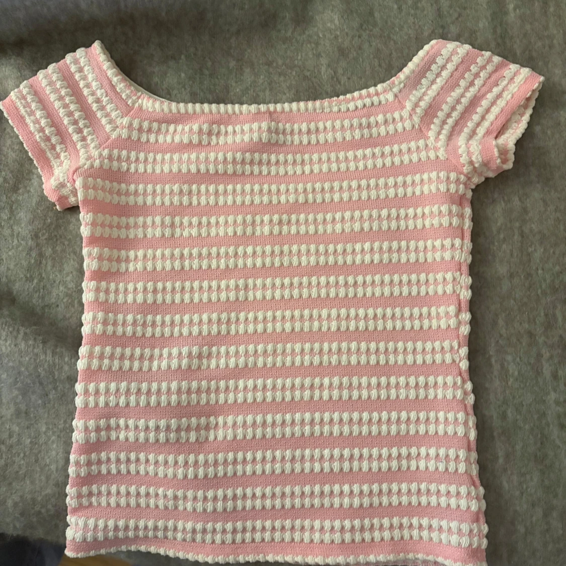 Rosa randig offshoulder topp från Nelly