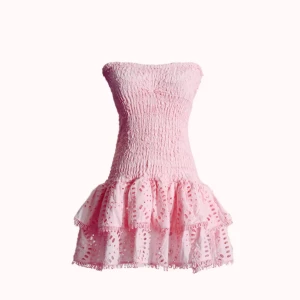 Rosa axelbandslös klänning ❤️🌺 - Supersöt rosa axelbandslös klänning som bara har gått till användning på skolavslutningen. Sitter jätte bra och jätte skönt. Skriv om ni är intresserade❤️🌺