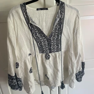 Vit blus från Zara - Snygg vit blus från Zara i gott skick 💞