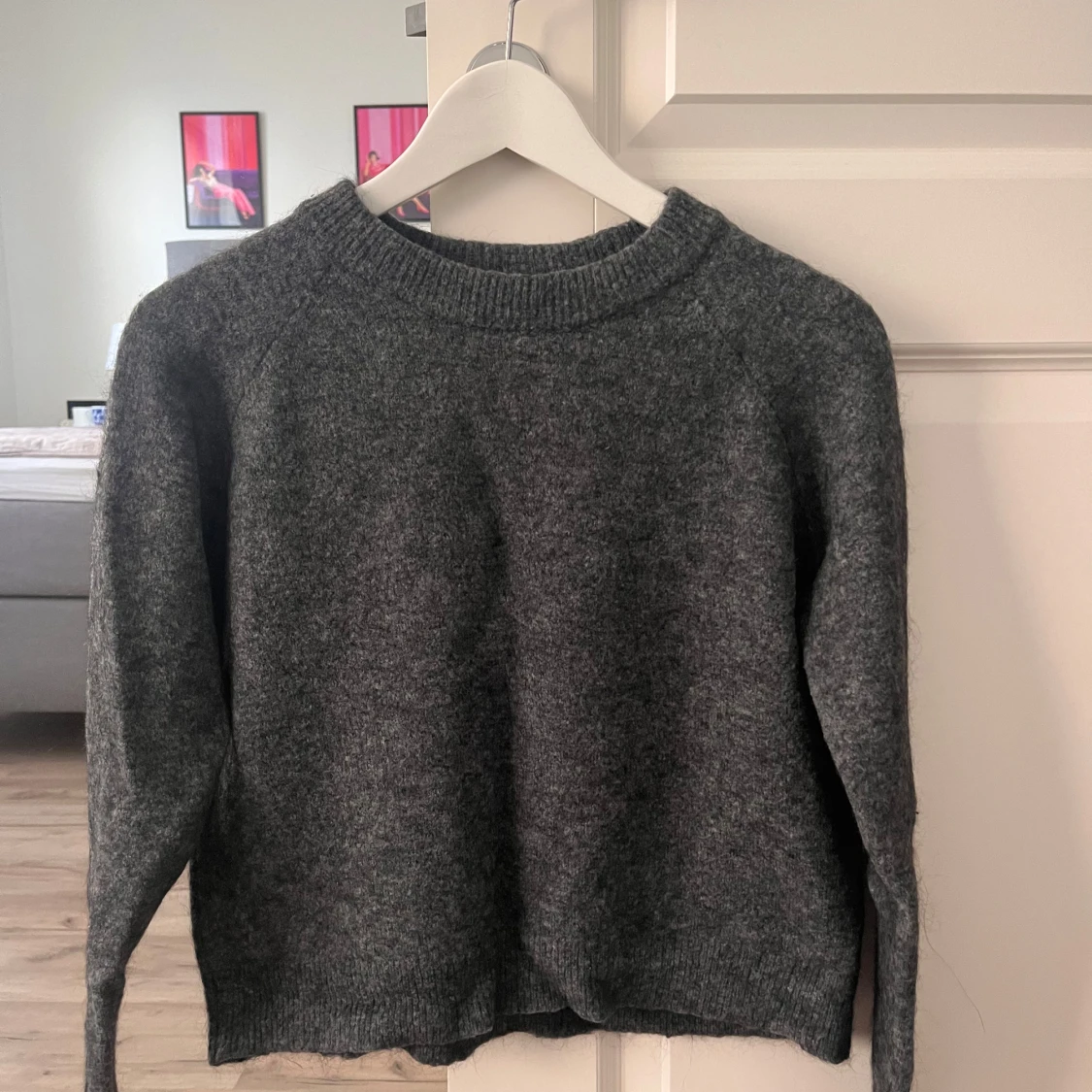 Mörkgrå stickad tröja med rund hals