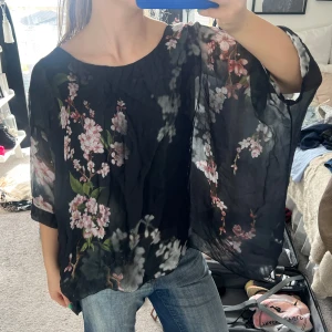 Blommig blus från made in italy  - Bra skick, strl M