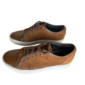 Lanvin Cap toe Sneakers  - Lanvins storlek 8 passar 42. Skick 8/10. Pris 1790kr finns att köpa på Fashionels.com