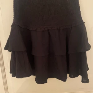 Svart volangkjol - Jättesöt svart volangkjol från Only, använd ett fåtal gånger och är i mycket fint skick utan defekter💕