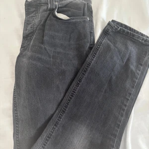 Riktigt snygga svarta nudie jeans  - Slim fit. W 32 L 34. Svarar snabbt. Knappt använda. 
