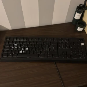 Razer Ornata Chroma tangentbord - Säljer ett razer tangentbord för jag inte använder de mer men den funkar bra som vanligt fast jag har andvänt den ett tag