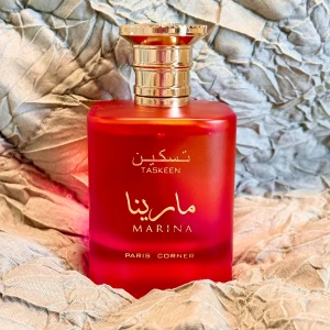 Taskeen Marina från Paris Corner - Taskeen Marina är en doft med fruktiga toner som ger en fräsch och lite kryddig känsla. Perfekt för den som söker en aromatisk och uppfriskande doftupplevelse. 100 ml, enbart testad, kommer i originalkartongen. 