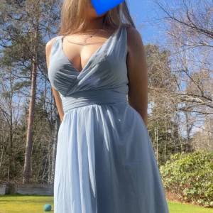 Ljusblå balklänning - Säljer en elegant ljusblå långklänning med omlott-design och v-ringning. Klänningen har breda axelband och en markerad midja. Nyskick🙏(bara testad) jättevacker klänning i babyblå som verkligen skiner upp personen i den💖 passar perfekt till balen eller till någon fest eller bara för att🙏 köparen står för frakten! Klänningen finns inte längre men orgpris var 1200kr💖