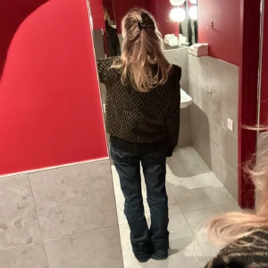 Mörkblå low waist jeans - Snygga blå jeans som är i topp skick. Säljer då de är för stora❤️