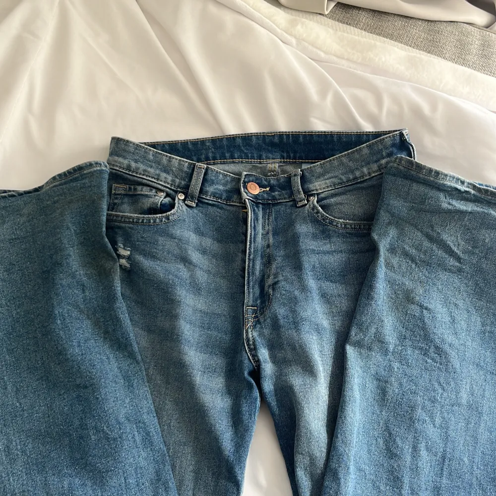 Säljer ett par snygga blå bootcut jeans med hög midja. Jeansen har en klassisk femficksdesign. Perfekta för en avslappnad stil. . Farkut & Housut.