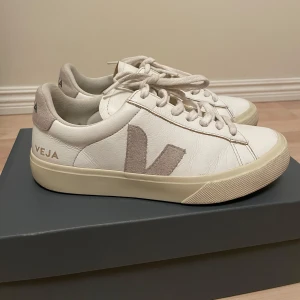 Vita sneakers från Veja - Vita sneakers från märket veja, sparsamt använda. Storlek 38.