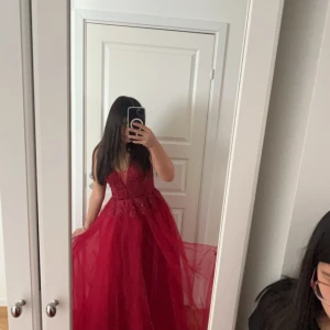 Vinröd långklänning med spetsdetaljer - HELT NY!!! VINRÖD! Zapaka klänning . Säljer då jag beställde två och bestämde mig för den andra, nu har retur dagarna gått förbi så kan inte lämna tillbaka längre. Klänningen är helt ny bara provad och är Storlek 34 den är ganska lång på mig som är 155 skulle säga att de passar för någon som är ca 165cm. Vid snabb affär kan priset diskuteras💕