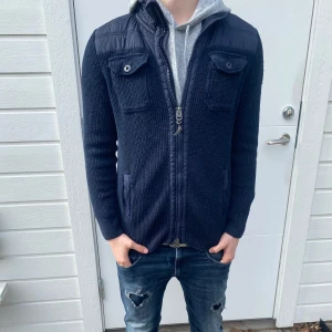 Quiltad stickad cardigan jacka  - En otroligt snygg cardigan jacka, perfelt nu till våren!🌤️ | Storleken är L men passar liten M | Jag på bilden är 184 | Skick:9,5/10 | Hör av er vid fler frågor 🪶