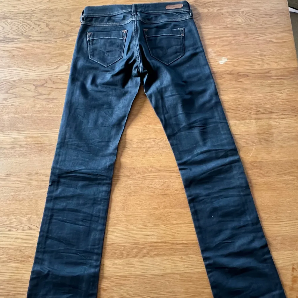 Jätte fina lågmidjade bootcut jeans från mavi. Använda endast en gång så nästan i nyskick. Köpte ett par andra liknande jag gillade mer. Mått (mätt platt): midja 37 cm, innerbenslängd 85,5 cm, total längd 108 cm, från gren till midja 19 cm.. Farkut & Housut.