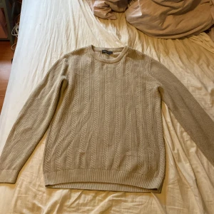 Beige stickad tröja från Dressmann - Säljer en snygg beige stickad tröja från Dressmann. Stor i storleken. 