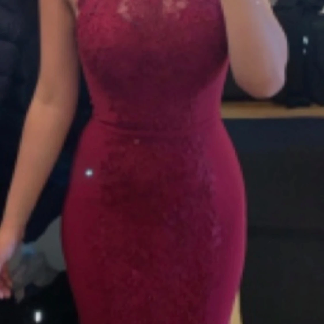 Vinröd spetsklänning