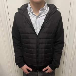 Reserved Cardigan - Skön cardigan från Reserved i strl m. Nypris 1600, säljer för 400.  Den är i bra skick och perfekt till våren och sommaren. Hör av dig vid frågor!