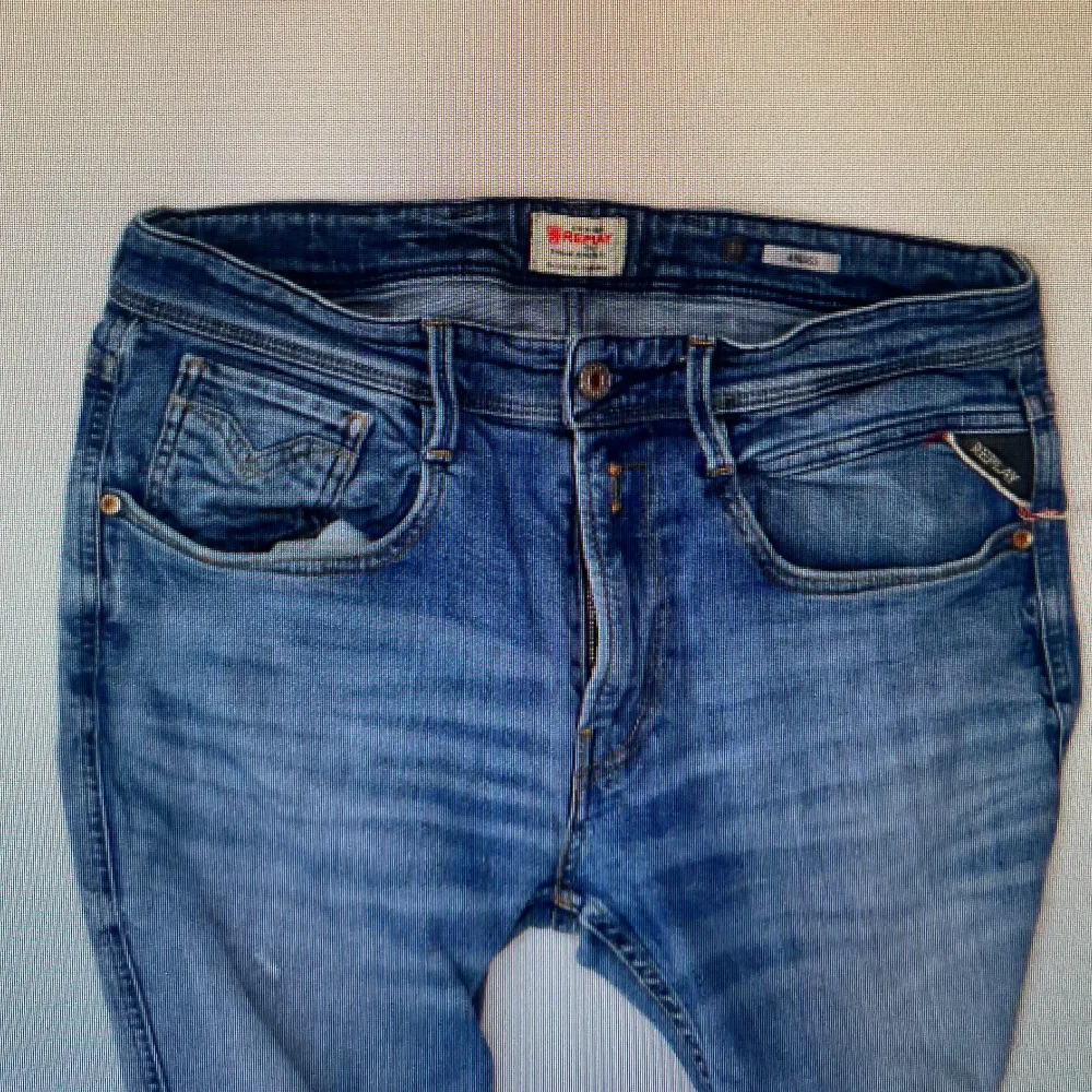 Snygga blå jeans från replay med klassisk femficksdesign och knappgylf. Jeansen har en lätt tvättad look och är perfekta för en avslappnad stil. Modell replay. Farkut & Housut.