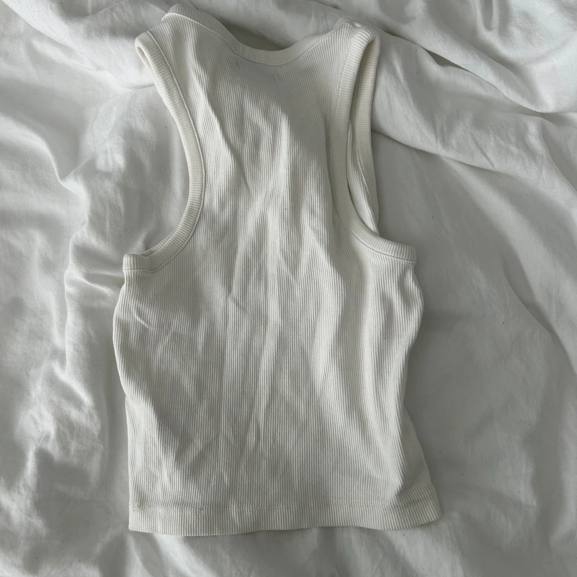 Vit ribbad linnetopp från Bik Bok - 1