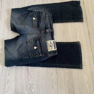 Vintage bootcut True Religion Jeans - Skit snygga vintage jeans men tyvärr använder jag ej dom då dom är lite för långa för mig. Lågmidjade och bootcut, Pris kan diskuteras ☺️🙌