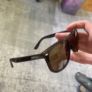 solglasögon från Ravello - Snygga solglasögon från Ravello med en klassisk design. De har en rektangulär form och bruna linser. Perfekta för soliga dagar och kommer med en praktisk förvaringspåse. Nytt skick, använda Max 2 gånger. Nypris 400