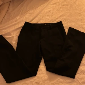 Svarta kostymbyxor från Bik Bok - Säljer dessa lågmidjade kostymbyxor från bikbok😍 säljer för de har blivit för korta! Kom korvar om fler bilder och pris kan diskuteras❤️