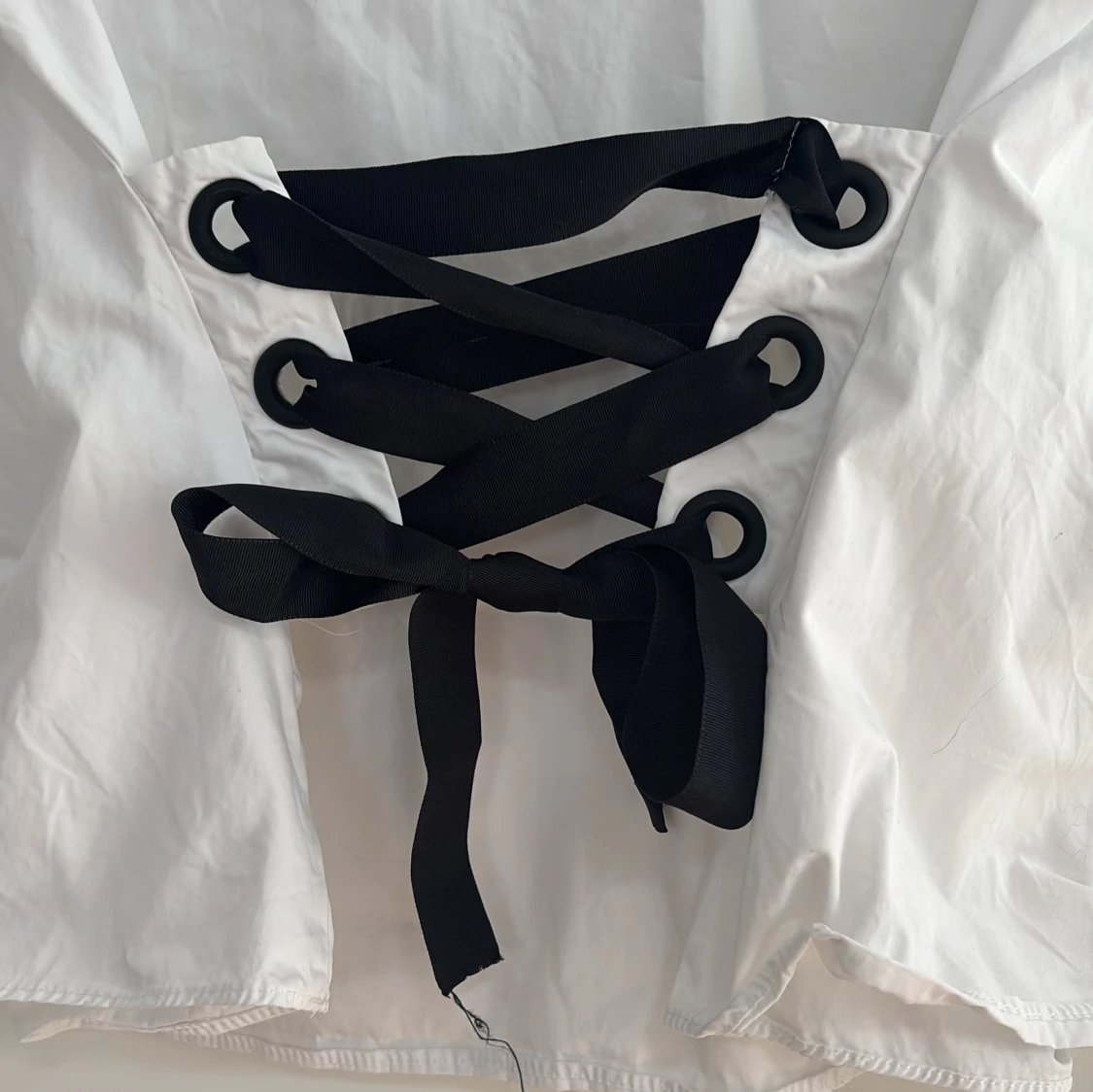 Vit blus med svart snörning - 1