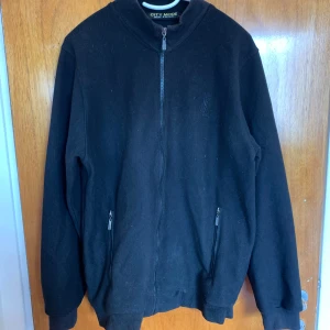YSL tjocktröja  - Säljer en stilren svart tjocktröja från YSL .