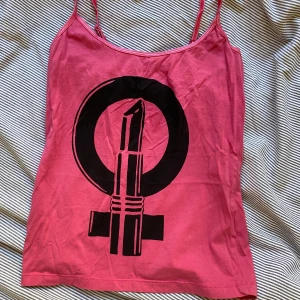 Coolt linne - Ett rosa linne med venus symbolen. Köpt second hand 